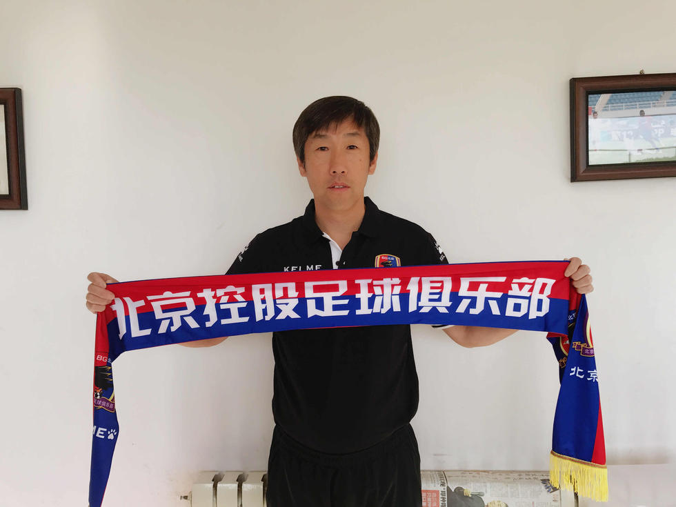 本赛季，坎塞洛的加盟导致了罗贝托失去了右后卫的位置，而费尔明的出色发挥也让他在中场没有了位置。